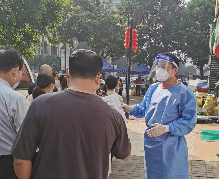 使命在肩，冲锋在前！yl23455永利官网集团党员干部就地“转岗”变身抗疫志愿者