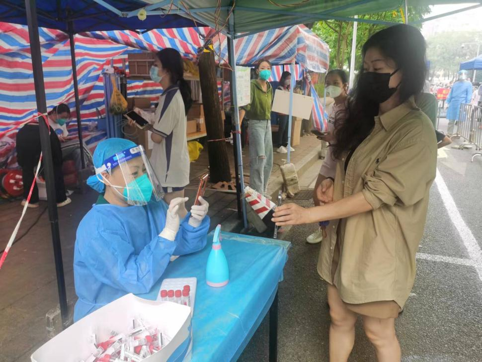 使命在肩，冲锋在前！yl23455永利官网集团党员干部就地“转岗”变身抗疫志愿者